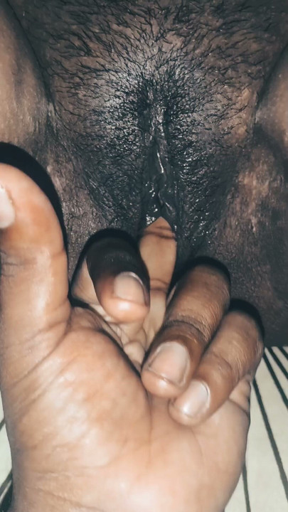 Dedos en mi novia en la cama
