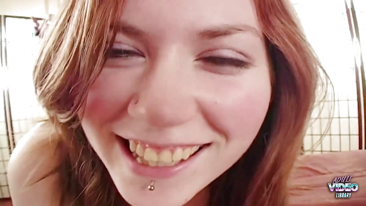 สาวน้อยขี้เงี่ยนที่เรียกเพื่อนๆ มาเย็ดหมู่สมควรโดนตีตูดแรงๆ