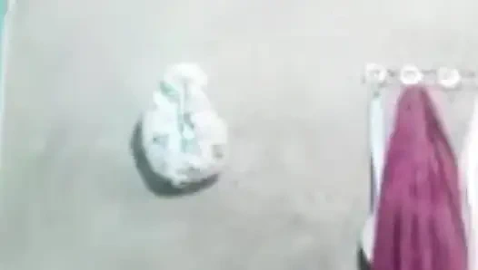 Srepaunt duscht, macht einen großen schwanz