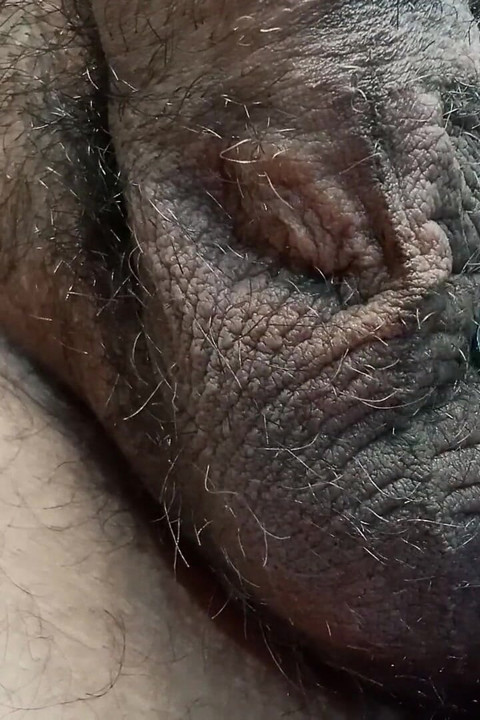 Moja przyrodnia siostra chce spróbować czegoś metalicznego na moim napletku, to bardzo ekscytujące!