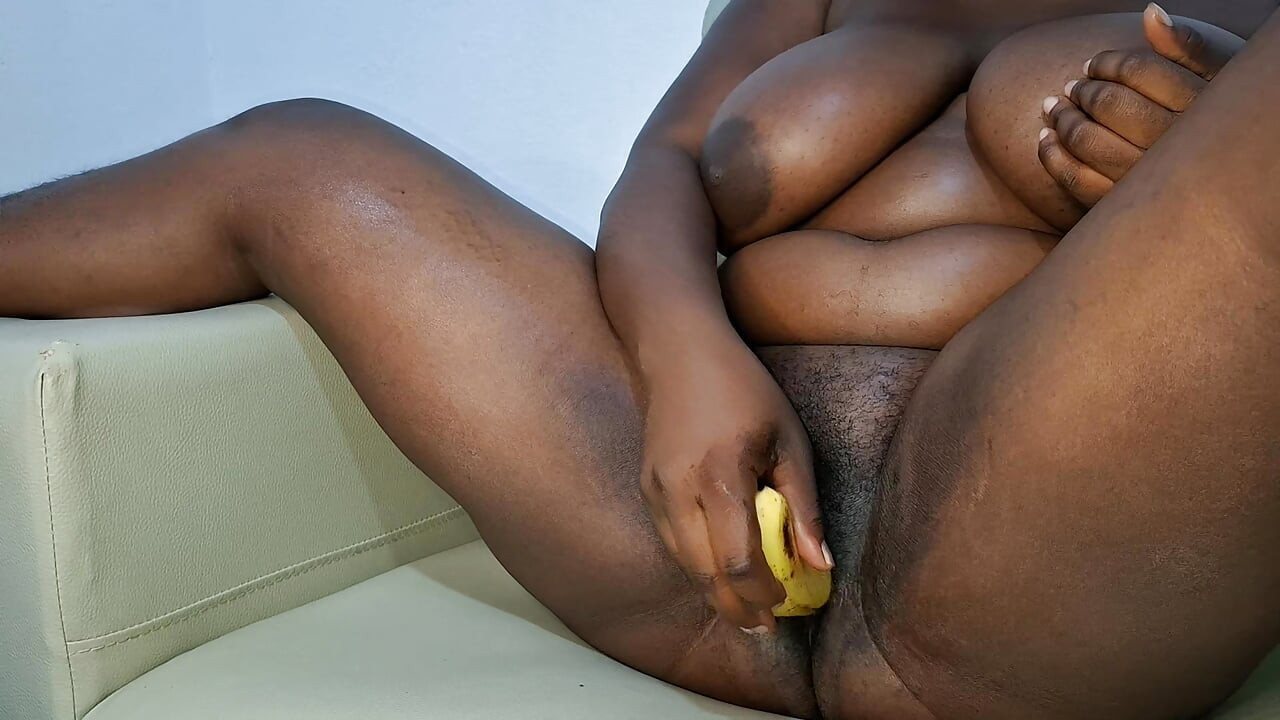 Pacarku pergi bertugas, mendorong dua pisang ke memekku.