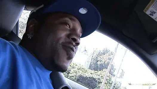 Милашка с маленькими сиськами едва помещается с огромным черным членом в ее киске