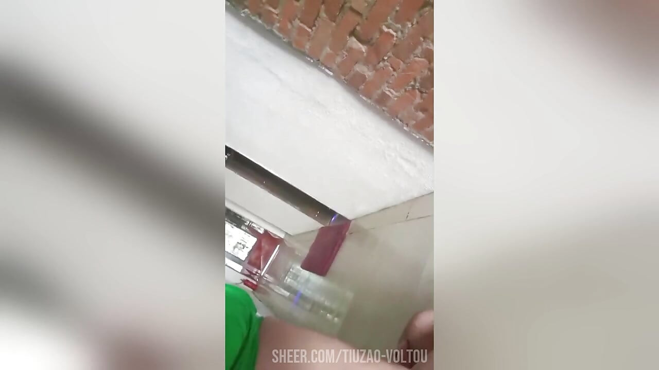 Sharaarti sunahre baalon vaali ---24 varshiy-tiuzão ki god men baithna pasand karti hai