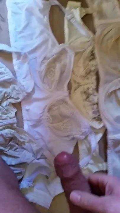 Big cum load on aunts bras, Sperma auf Tantes BHs