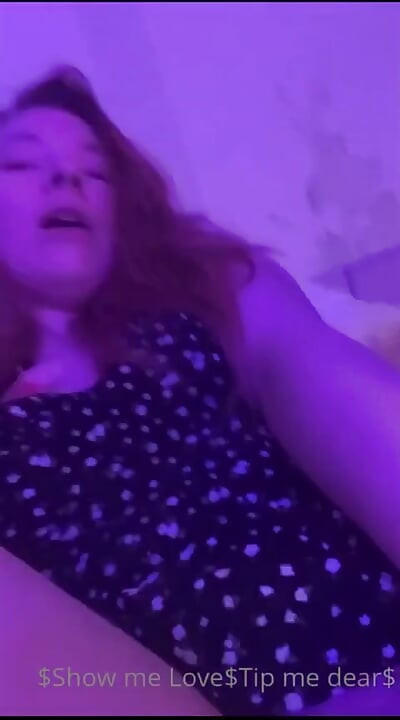 Sgrillettando la dolce figa e sorridendo, La bellezza vuole fare sesso con te