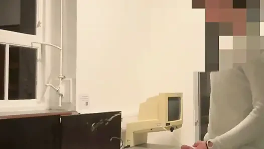 Birinin ofisinin her yerine işiyor