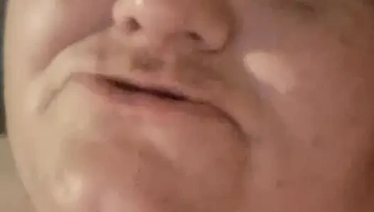 Schmutzige milf-hausfrau spielt mit ihrer muschi
