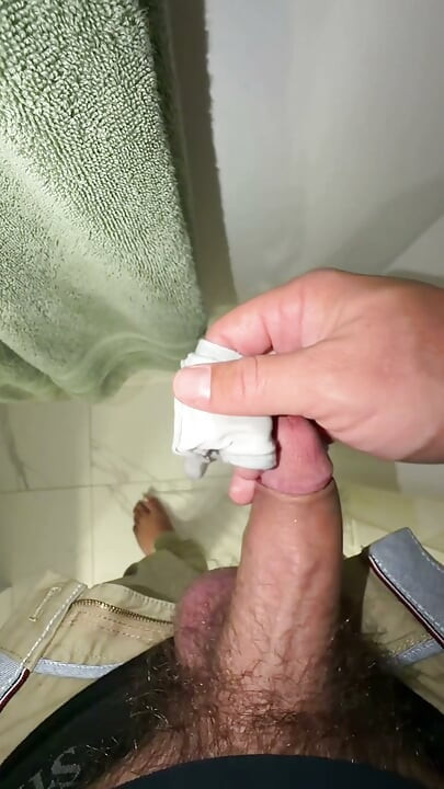 她把湿透的内裤留给我，还温柔地请求我射满它