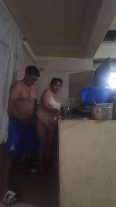 O chefe entra na cozinha para me foder, seu pau me excita