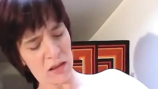 У этой красивой любовницы есть хороший член!