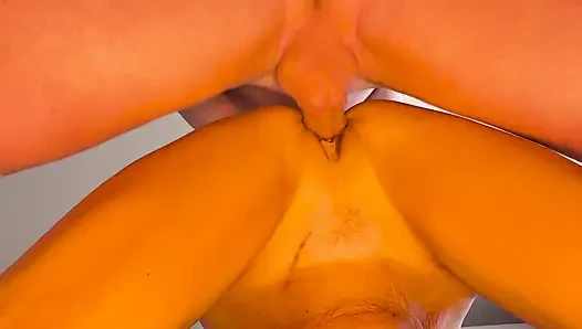 Ibu tiri menjelaskan kepada kekasih barunya cara membersihkan memeknya dengan ploperly setelah orgasme