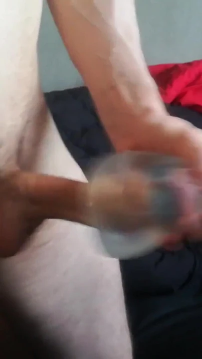 Momento imperdível de "Cara atlético atira enormemente em sua cama"