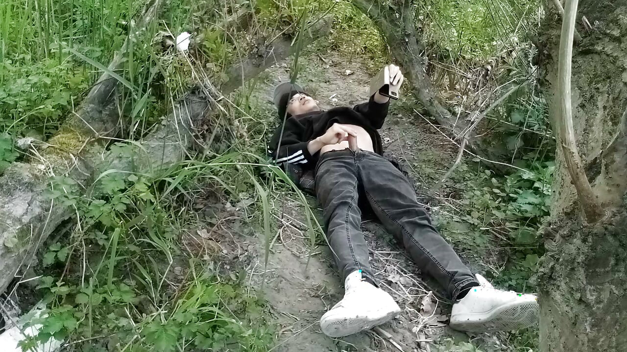 这个同性恋Twwink把他的鸡巴插进他的鸡巴，在外面撸管