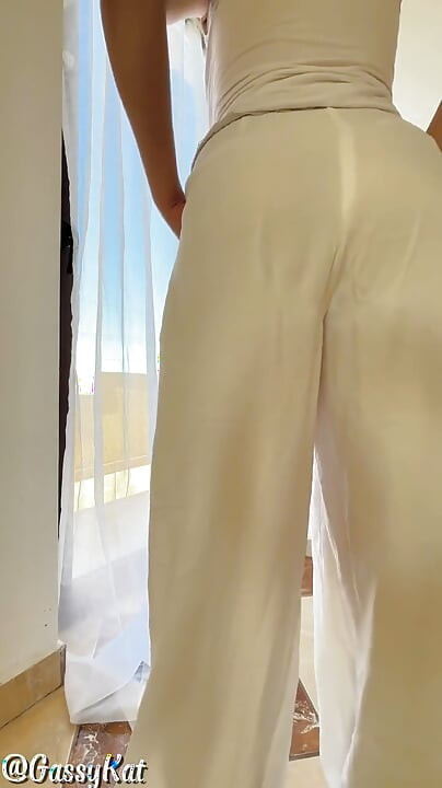 Pantalones blancos burbujean pedos