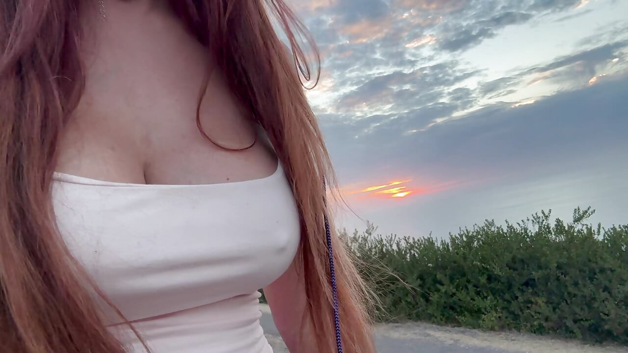 Artemisia Love sexy procházky venku v přírodě, velká prsa zblízka
