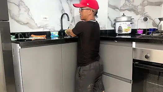 Маленький отчим с жестким и огромным членом дает возбужденной подруге своей падчерицы жесткий трах, пока он не кончит со всей своей богатой спермой.