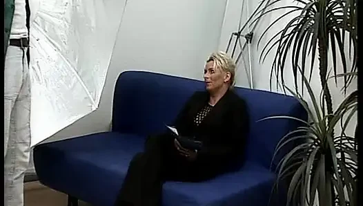 Schwanzhungrige deutsche MILf wird vor einer gesichtsbesamung hart gefickt