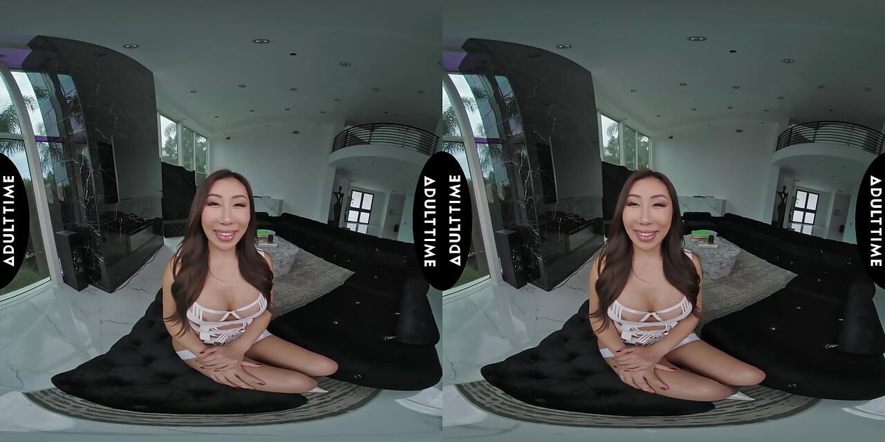 UP CLOSE VR - Nicole Doshi assume o controle em vaqueira vr em primeiro plano com peituda hardcore cavalgada
