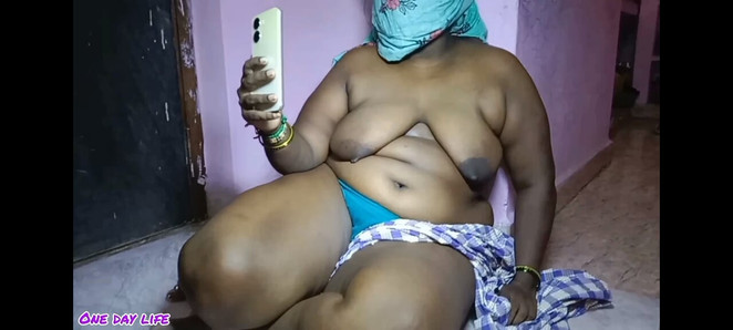 Chica tamil habla obscenidades a través de videollamada y folla