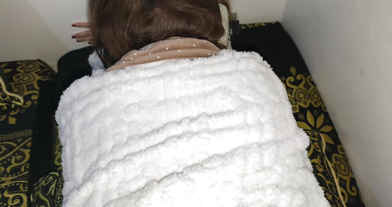 Арабська єгипетська дружина трахає свого пасинка, поки її чоловік на вулиці