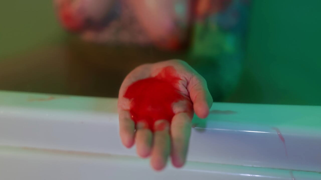 Banyo ayini sert dildoya binmeye ve yoğun orgazma dönüşüyor