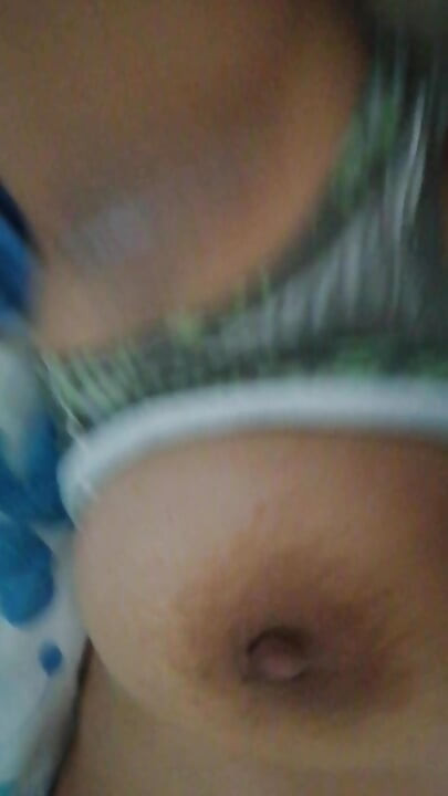 Ela está feliz chupando minhas bolas