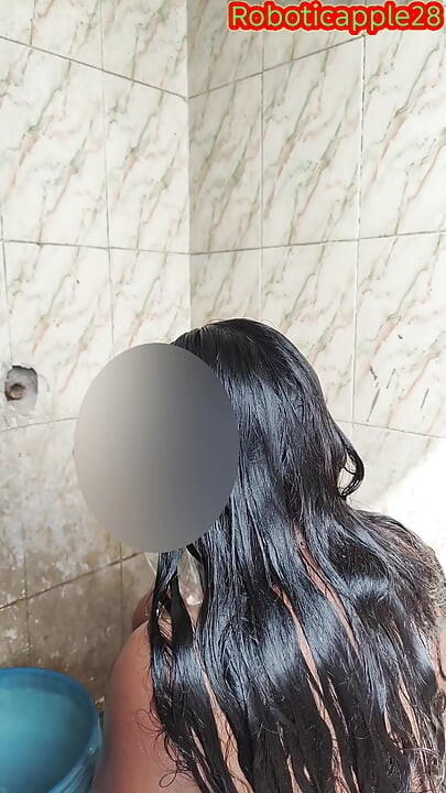 Desi villege evli kadın banyoda sallıyor göğüslerini gösteriyor