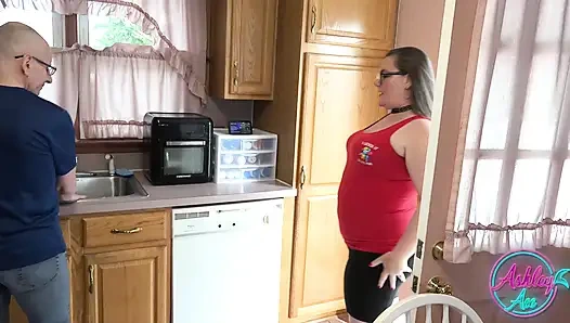 Tam hizmet - Ashley Ace Logan'ın tüm borularını boşaltıyor!