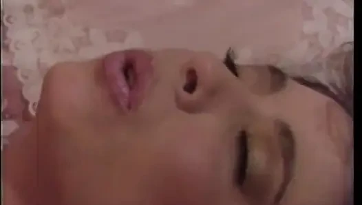 Memek berbulu cewek dewasa rambut cokelat ini dientot habis-habisan