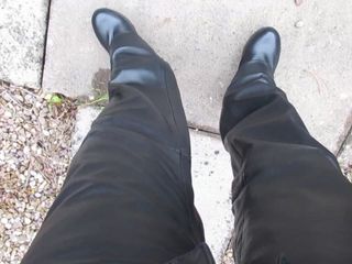 Celana kulit dan sepatu boot