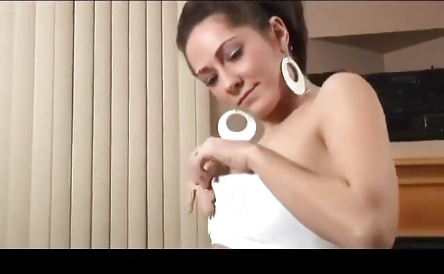 Hot steamy chick gives amazing head in the living room