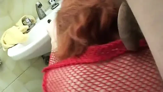 Reife rothaarige gibt einen guten blowjob im badezimmer