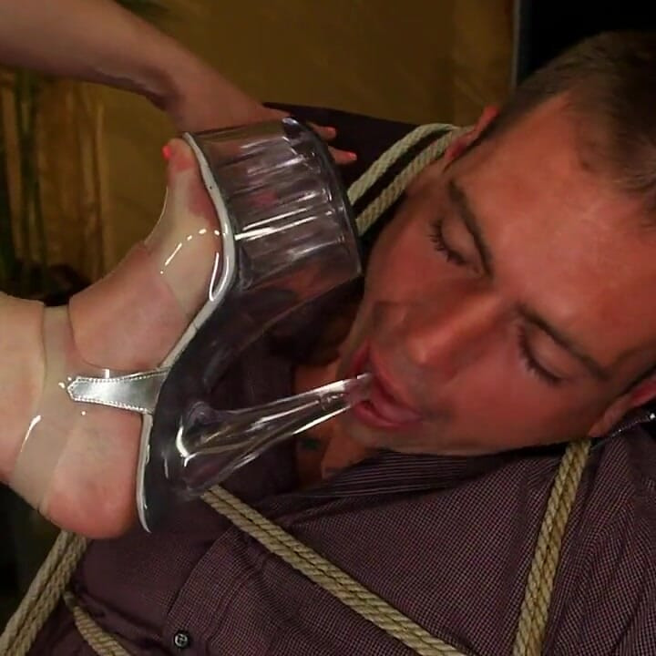 Pancutan jari-jari ke dalam kasut tumit yang jelas: permintaan ahli!