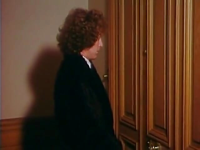 A francia özvegy szőrös punciját kinyalják és megdugják