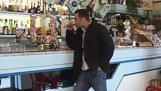 Minyon genç sürtük için büyük yaraklı anal