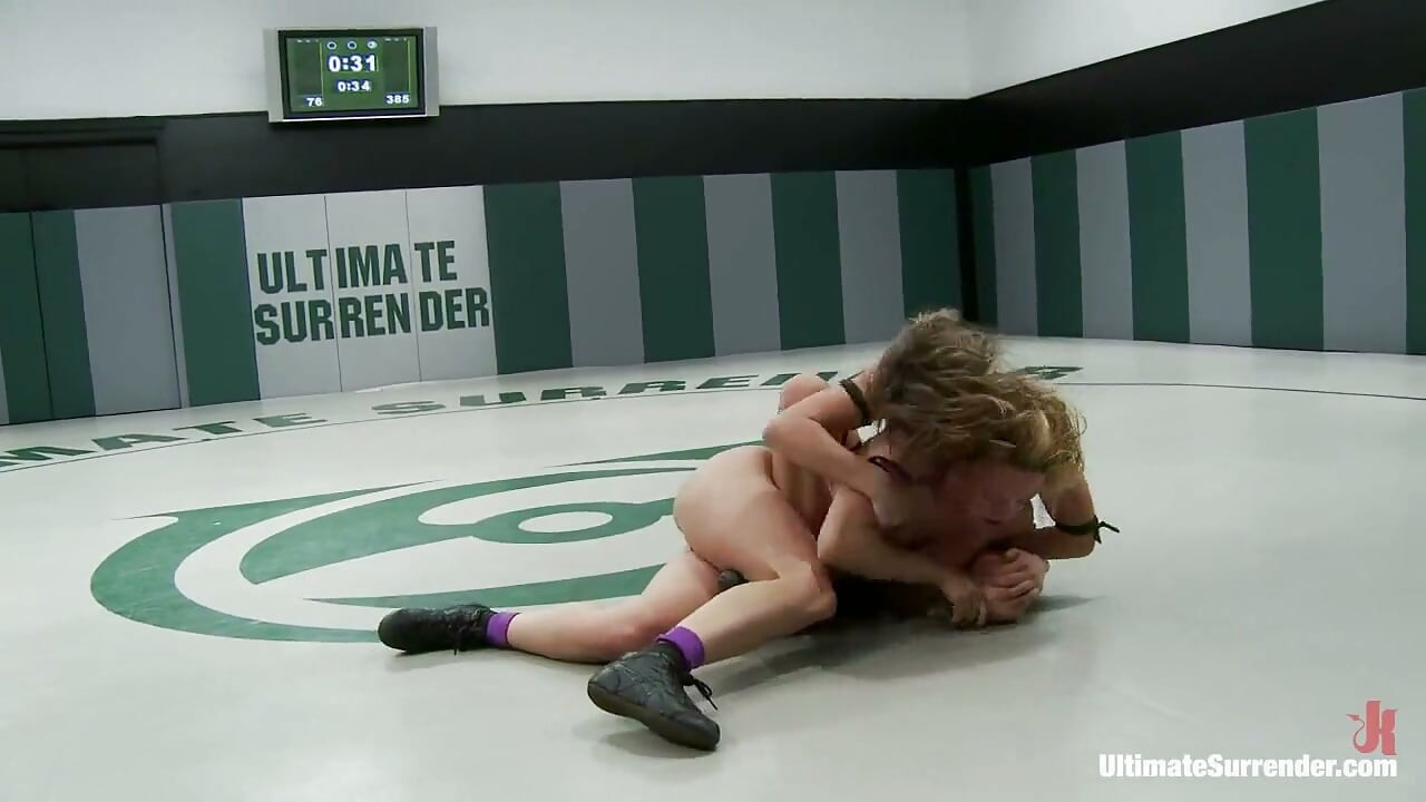 Campeão dos últimos anos assume loira gostosa com peitos enormes a domina, a dedilha e a fode