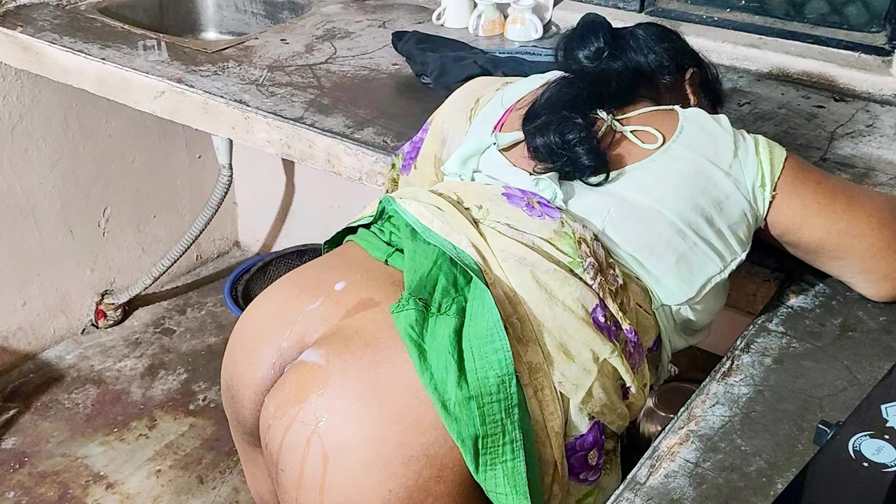 印度家庭主妇操邻居男孩的