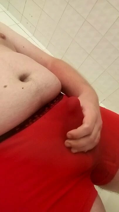 25 胖男孩穿着紧身红色平角裤撒尿