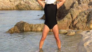 Foto di sexy travestito in costume da bagno in spiaggia