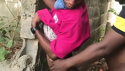 Büyük baba çalıların içinde bir ev çocuğuyla sikişiyor