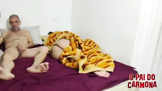Meine Stieftochter hatte ihren Hintern rausgezogen, ich reichte den Schwanz an