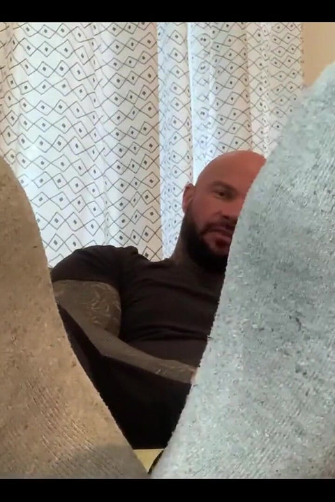 継父は体育の後に臭い靴下と足の匂いを嗅がせます