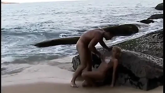 Heiße spanische blondine bekommt am strand ihren arsch gebohrt und nimmt eine gesichtsbesamung