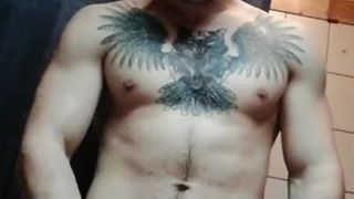 Горячий трахнутый парень с татуировками