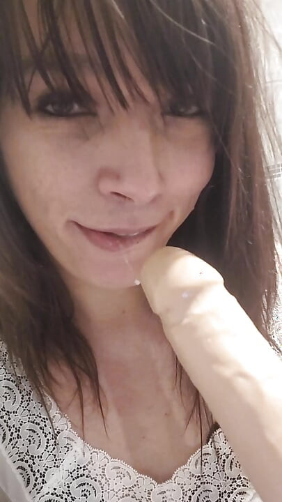 किन्नर डिल्डो चूसना और झटका देना