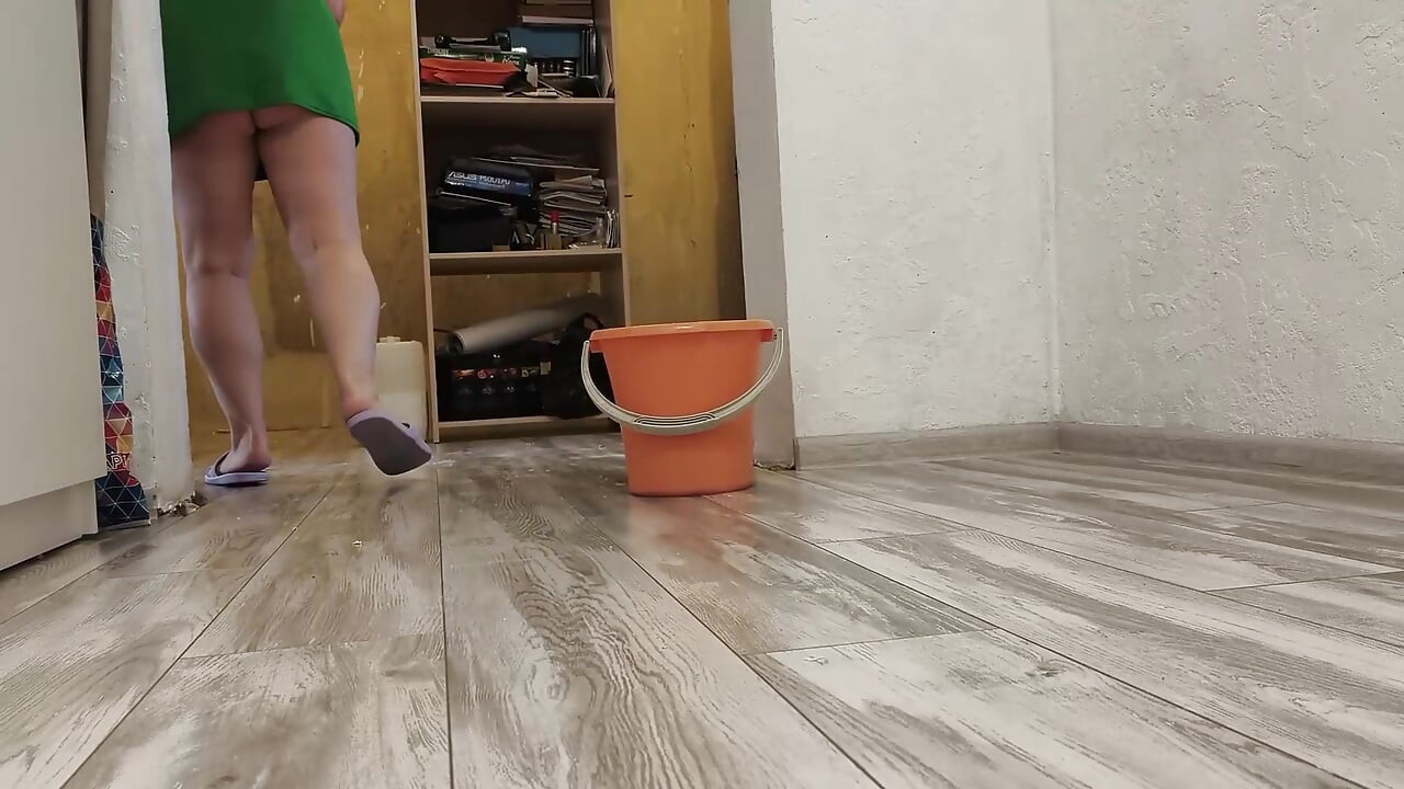 A milf washes the floor without panties and shows off her hairy pussy.