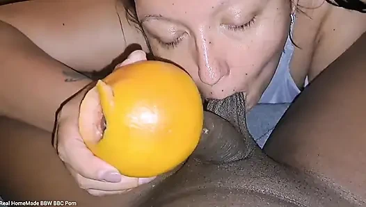 von BBC mit grapefruit, lutscht seine eier