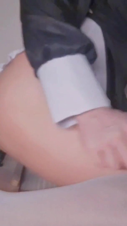 Bea tot laptele meu de dragoste după ce călărește un dildo negru uriaș. | Clip 1