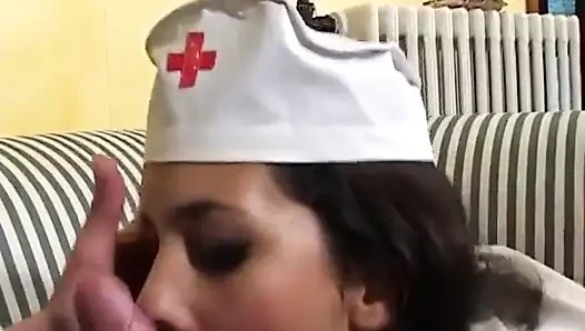 Wunderschöne brünette krankenschwester mit kleinen titten bekommt ihren arsch mit sperma oben genagelt