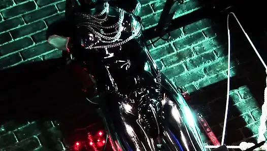 Slutty bitch got her face covered in jizz by five horny studs